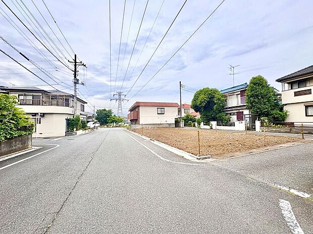 【前面道路含む外観】現地外観/閑静な住宅街