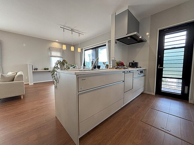 【キッチン】食器洗い乾燥機＆エコ水栓（浄水器一体型）を備え、キッチン横の勝手口からもウッドデッキへとつながります。