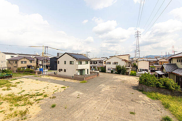 現地写真（2025年9月撮影）
現地周辺は閑静な住宅街だから、商業施設のような高い建物が建っていないので日当たりが良好です。