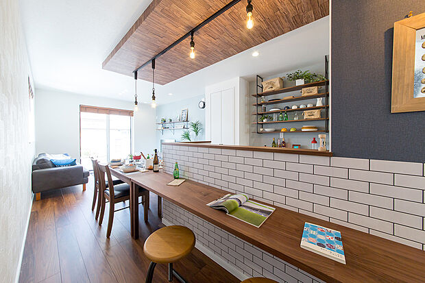 【カウンター付きキッチン】当社施工例
おしゃれなカウンター付きキッチンは、ゲストのおもてなしスペースとして利用できるだけでなく、お子様のリビング学習をするためのスペースとしてもご活用頂けます。