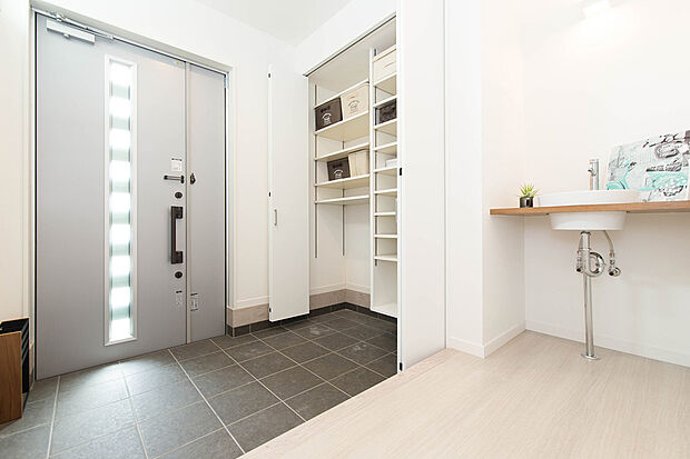 【手洗いコーナーとシューズクローク】当社施工例
モデルハウスのように手洗いコーナーを玄関に設けるとお子様の手洗いの習慣付けに役立ちます。シューズクロークやウォークインクローゼットも自由設計ならお客様のご要望に合わせて設置可能です。