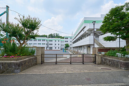 横浜市立荏田東第一小学校 現地から450m～550m。(徒歩6分～7分。)