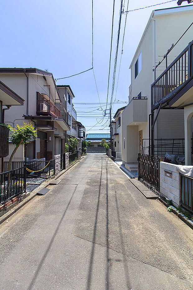 【【外観】】前面道路から左手は踏切を渡って若葉駅方面へ、右手からは国道407号線方面へアクセスできます。