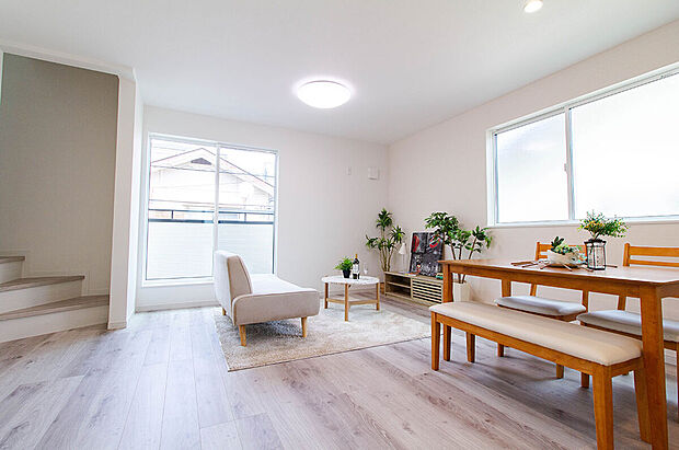 【【リビング】】リビング階段仕様、バルコニーを併設した生活の中心(LDK)です。