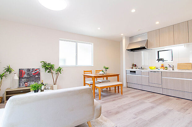 【【リビング】】リビング南東側壁面にも引き違い窓を設けたことにより、さらに明るく風通しの良い空間に仕上がっています。