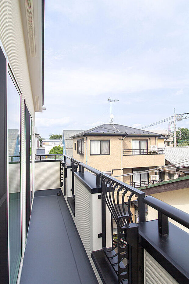 【【バルコニー】】3階洋室ふた部屋分をまたぐように設置されたワイドバルコニー。