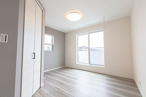 【【主寝室】】バルコニーとウォークインクローゼットを併設した2階6.64帖主寝室。