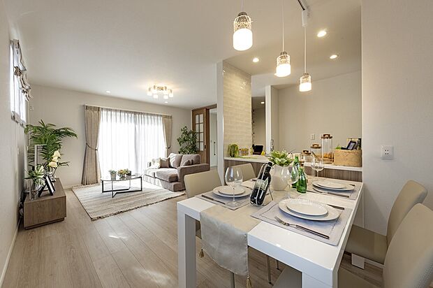 【18-2号地（NEWモデルハウス）　リビングダイニング写真】両面道路の開放感と広々ココチルームが魅力です。