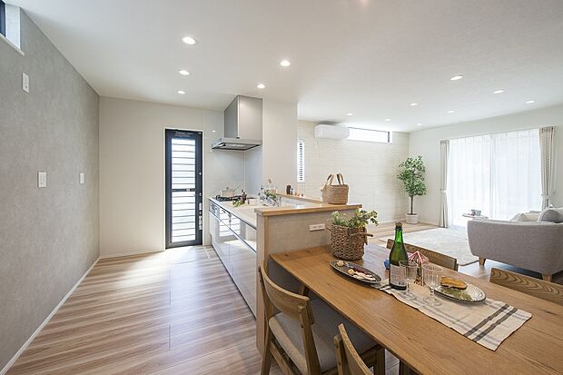 明るく開放的なダイニングキッチン