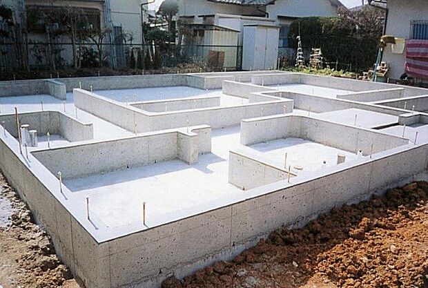 【【強固な地盤+ベタ基礎で、高い基礎耐力】】より大きな耐震性を確保するためにスウェーデン式サウンディング法による地盤調査を行い、必要に応じて、強固な地盤に改良。その上で、軟化地盤等に使用されるベタ基礎工法を採用し、強い基礎耐力を確保しています。