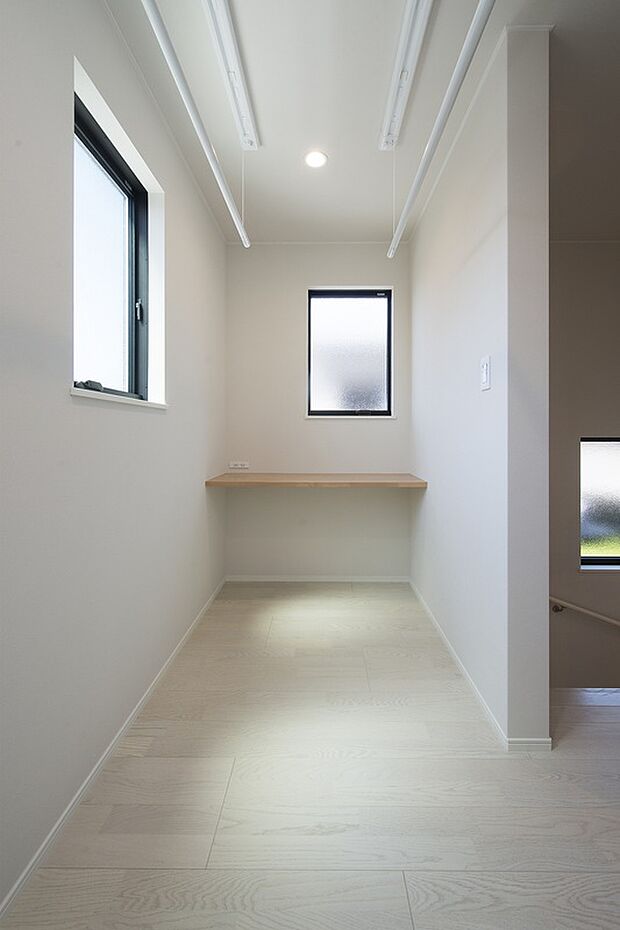 【インナーバルコニー】2階には約2.62帖のランドリースペース。雨の日や花粉などを気にせず干すことが出来ます。棚もついているので、作業台としても使用できます。