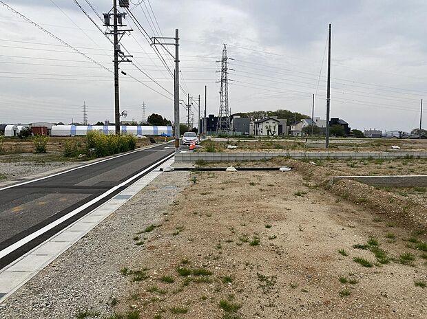 公道 北側 約4.70m、公道 南側 約4.40m、公道 西側 約4.00m
区画道路にも面しており、駐車や車の出入りもスムーズです♪