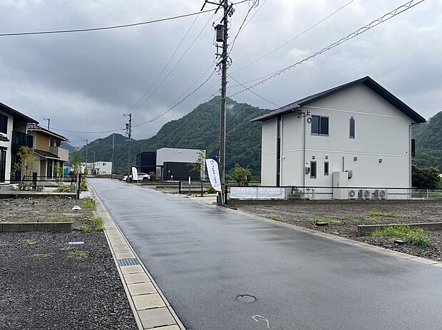 前面道路ひろびろでパーキングも楽ちん！