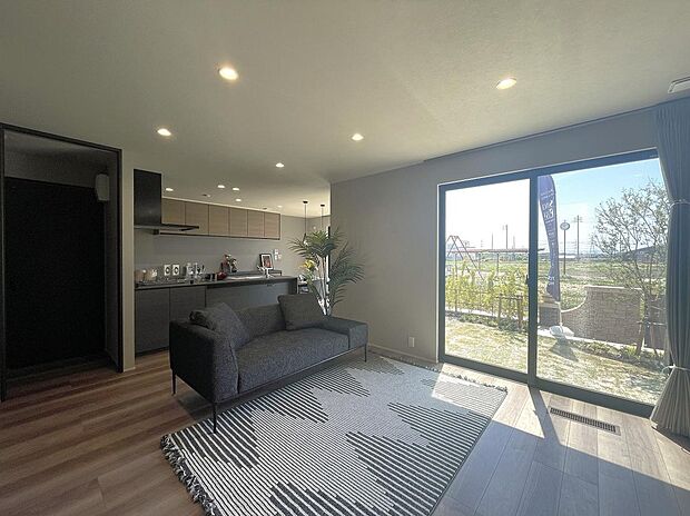 大きな中庭からたっぷりの光と風を取り込む、開放感あふれるLDK。外からの視線を気にせず、家族がゆったりとくつろげる上質な住空間です。