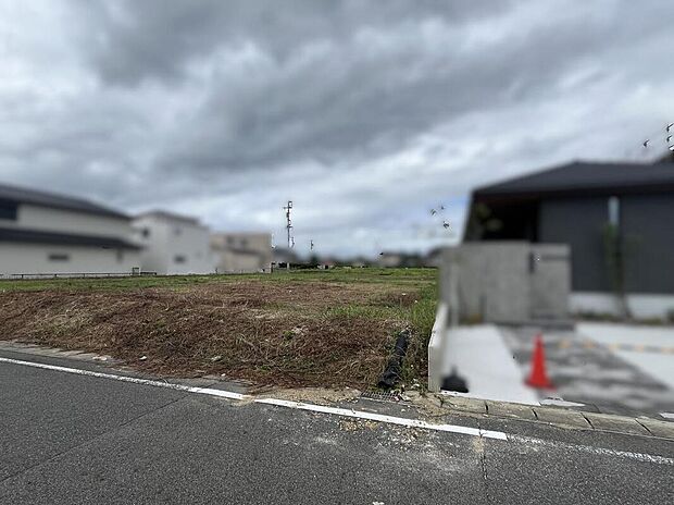 【現地写真】区画の奥行きや広がりを感じられます。通風や採光にも配慮しやすい立地条件です。