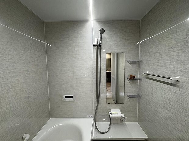 【浴室】毎日の疲れを優しく包み込む、快適で落ち着きのあるバスルームです。