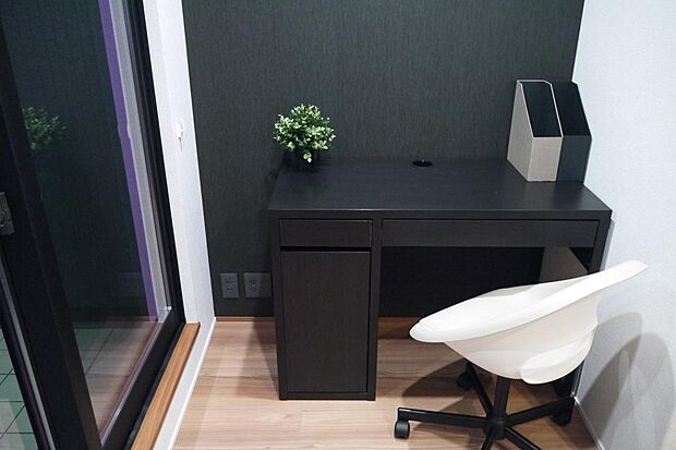 【書斎】2Fには書斎もありガラスバルコニ付きでカフェで仕事をしているようです!勉強や趣味の場所など、いろいろと活用できます♪