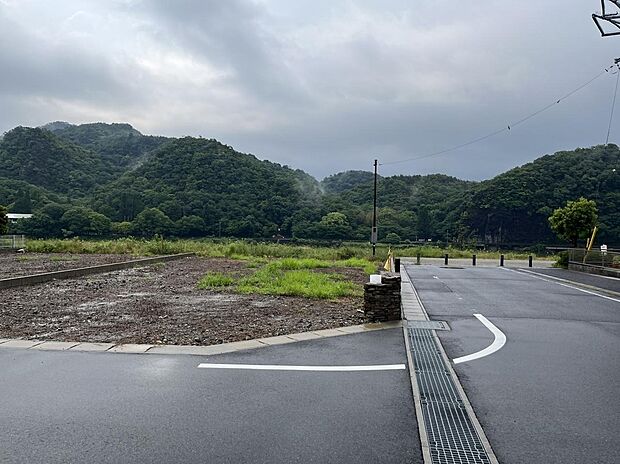 【外観写真】名勝の名にふさわしい、優れた眺望や緑豊かな自然。
四季折々の自然と調和する木曽川河畔地区です。