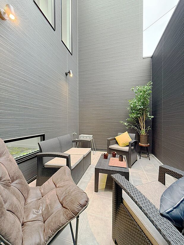 モデルハウス中庭　南西道路で心地よい陽射しが中庭を彩ります。夜はライトアップしてまた違う景観です。照明付きですので、夕方以降でも喜んで御案内させていただきます。