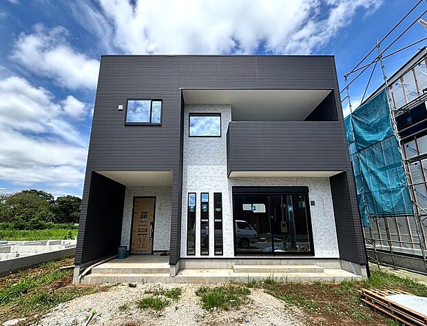 施工例外観　こちらの建物は白井市冨士にて公開中です。土地面積約５０坪　駐車スペース２台は標準工事です。庭スペースも広々でプールやバーキュー等家族の輪が広がります。