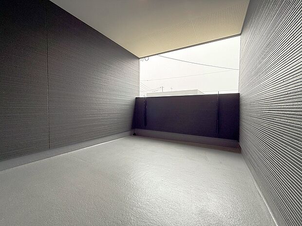 【１２号棟モデル　バルコニー】憧れのインナーバルコニー広々しております。雨の日も洗濯出せますね。