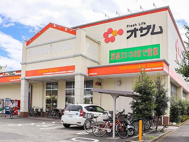 スーパーオザム栄町店まで1006m 営業時間 月~土曜 9時30分~22時00分 日曜 8時00分~22時00分