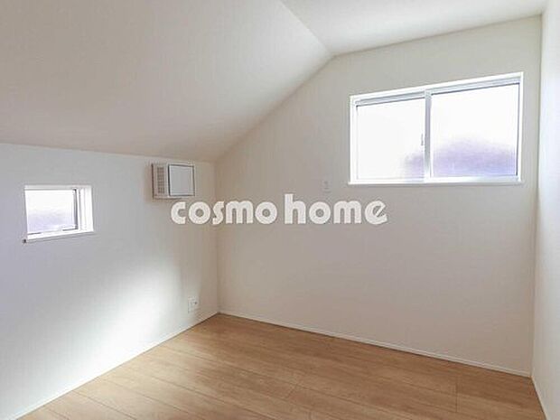 【洋室】
全居室２面採光の快適な居住空間♪しっかりと換気をする事ができます♪