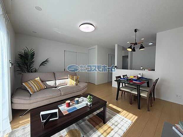 【リビング　A号棟】
生活施設や徒歩圏に充実！毎日のお買い物も安心な暮らしに便利な住環境です♪