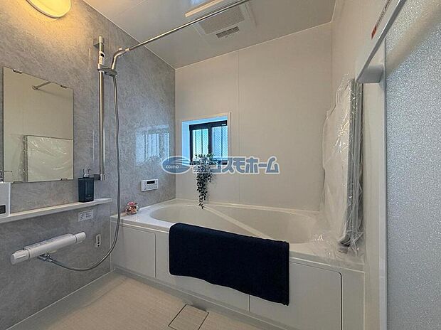 【浴室】
心地よいバスタイムを演出するバスルームはゆとりあるサイズを採用！ゆったりと足を伸ばして1日の疲れを癒してください♪