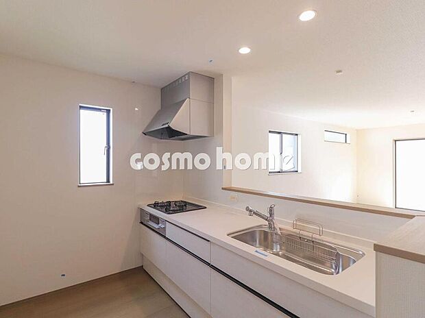 【キッチン】
対面式でお子さまの様子を見ながらお料理でき、人造大理石ワークトップでお手入れも簡単!3口ガスコンロと浄水器付き水栓で、家族の食卓をもっと楽しく、もっと健康に♪