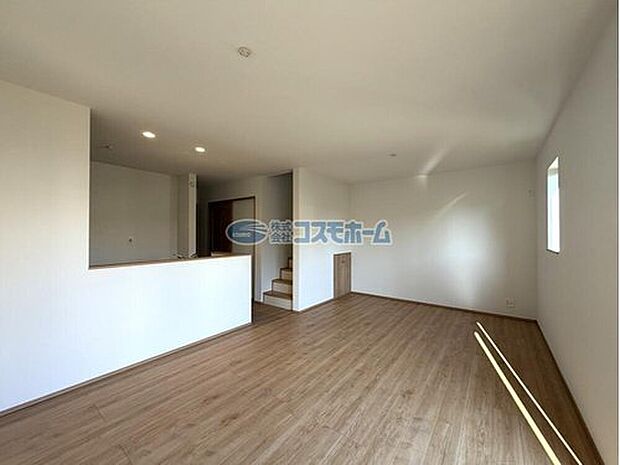 【リビング】
LDKは広々１６帖！ゆとりある空間で家族団らんの時間をお過ごしいただけます！