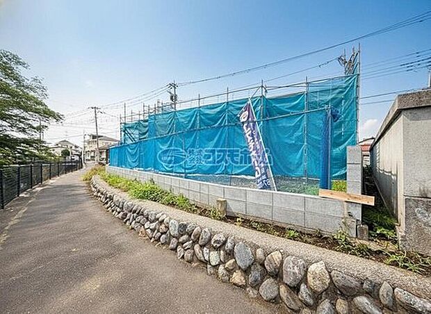 【水路沿いの遊歩道】
車の通行がなく、小さなお子様とのお散歩にも利用しやすい遊歩道。