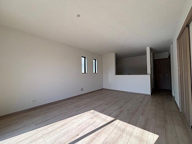 【リビング】リビングを見渡せる対面型キッチン。料理をしながら家族との会話が楽しめ、自然とコミュニケーションが生まれる空間です。キッチンとリビングが一体となった開放的なレイアウトです。