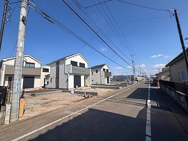 【前面道路含む現地写真】前面道路の幅員は約6m。車通りの少ない道路になっております。