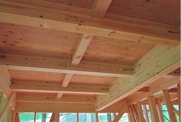 【構造・工法・仕様】剛床工法　剛床工法は構造用面材を土台と梁に直接留めつける工法で、床をひとつの面として家全体を一体化することで、横からの力にも非常に強い構造となります。家屋のねじれを防止し耐震性に優れた効果を発揮します。