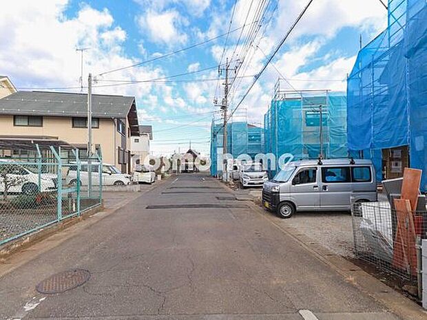 【【前面道路含む現地写真】 】北側道路の幅員は約６m。物件のこと、小さな疑問等ございましたらお気軽にお問い合わせください♪