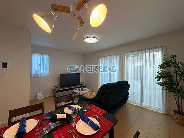 【リビング　G号棟】毎日過ごすリビングは、陽光がたっぷり入りとても明るく、快適にお過ごしいただけます♪