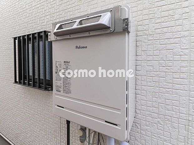 【省エネ給湯器エコジョーズ】エコジョーズとは少ないガス量で効率よくお湯を沸かす省エネ性の高い給湯器です。従来型のものよりも、高効率でガスの使用量を減らし、地球温暖化の一因になっているCO2の排出量が削減できる環境にも優しい給湯器です。また、給湯熱効率を上げ省エネ化することで、ガス代も大幅に節約することができます。