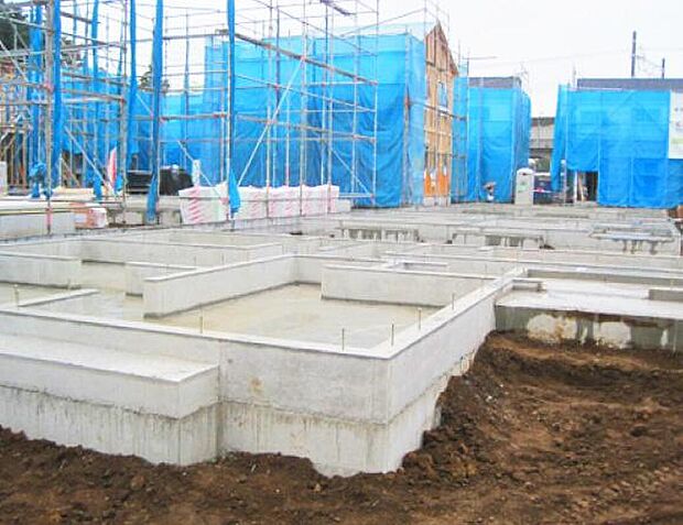 【ベタ基礎工法】耐久性と不同沈下に強いベタ基礎工法を採用しています。耐圧盤が広い面で建物の重さを地盤に伝え、頑強に支えています。