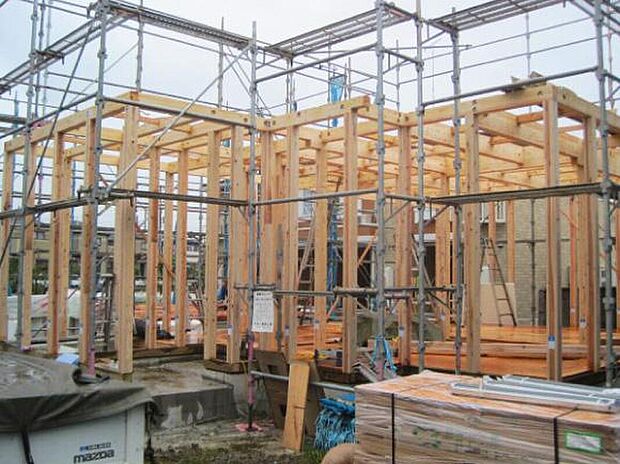 【木造軸組工法】日本で長年の実績がある工法で、柱、梁などの「軸組み」で構造体を作り上げていきます。接合部には金物・筋かいなどで補強を行い、より強度を高めています。