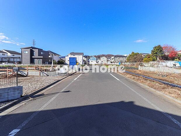 【前面道路含む現地写真】前面道路の幅員は６．７m。ゆとりある道路幅がございますのでお車の出し入れもスムーズに行うことができます♪