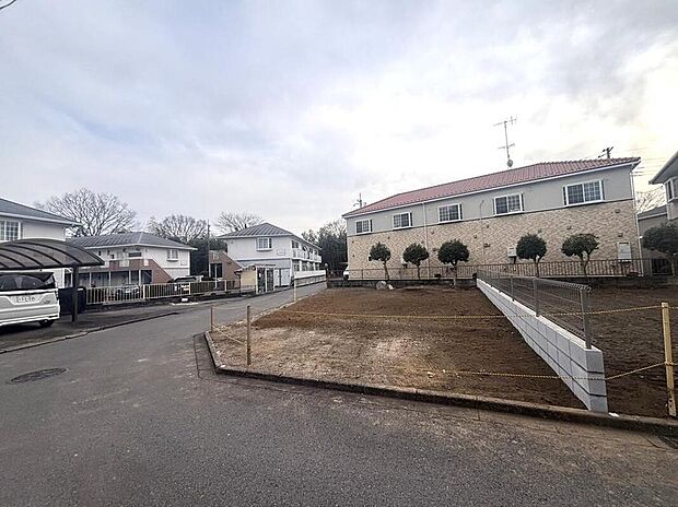 【現地外観写真】静かで落ち着いた住環境が魅力の第一種低層住居専用エリアに立地!良好な住環境が守られたエリアなので落ち着きある暮らしを実現できます♪