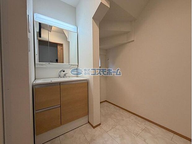 【洗面台・洗面所】毎朝の身支度を整えるのに便利な三面鏡洗面台。メイクやヘアセット時に左右のバランスを同時に確認できるので大変便利♪鏡を開けば収納スペースになっているのでスッキリとお使いいただけます♪