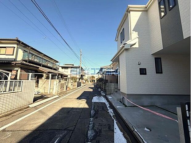 【前面道路含む現地写真】前面道路の幅員は約５m。ゆとりある道路幅がございますので、お車の出し入れラクラクです♪