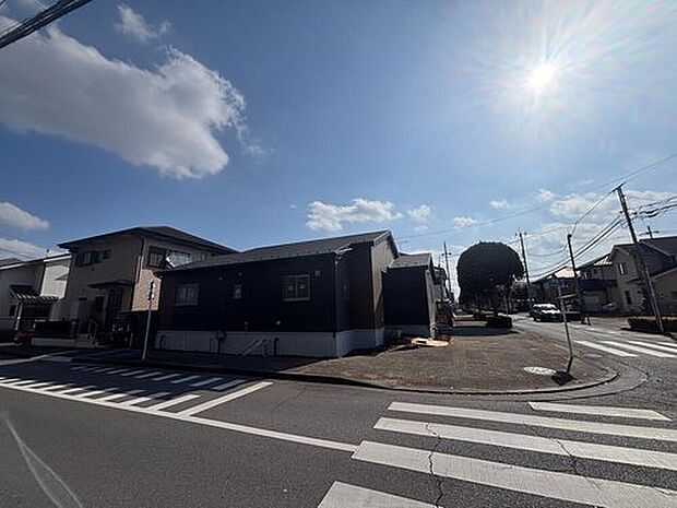 【前面道路含む現地写真】西側道路の幅員は約１４m。前面道路に歩道があるため、小さなお子さまの通学やベビーカーでの移動も安心して行えます♪