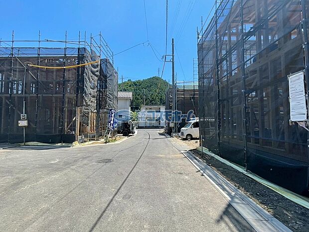 【【前面道路】】静かで落ち着いた住環境が魅力な立地!落ち着きある暮らしを実現できます♪