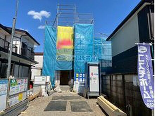 【【現地外観】】建築中はなかなかイメージがつきづらいですね！完成まで資料等でご案内したり、住宅ローン計画等、お気軽にご相談下さい(^^♪