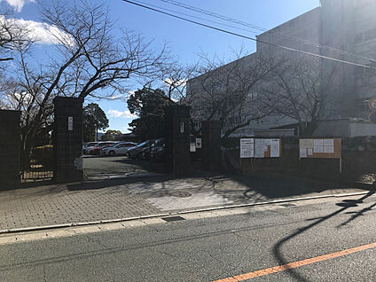 青陵中学校 現地から1010m～1020m。(徒歩13分。(最長))