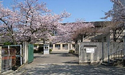 町立淡輪小学校 現地から1680m。(徒歩21分。)