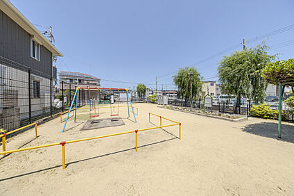 南野林児童遊園地 現地から320m～340m。(徒歩4分～5分。)